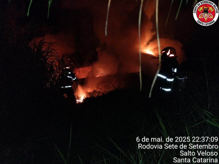 Veículo pega fogo na SC-464 em Salto Veloso e motorista fica ferido