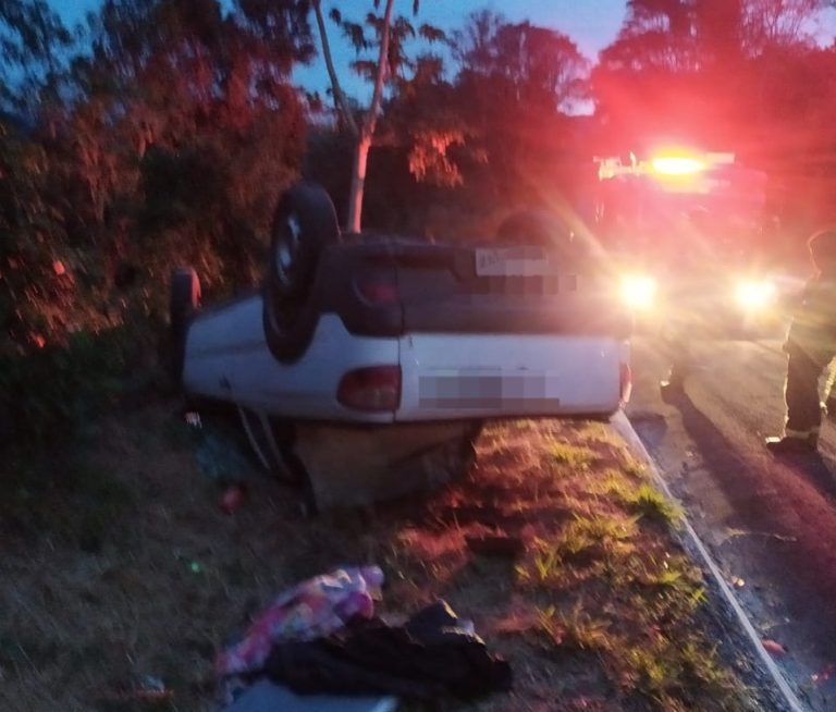 Condutor perde o controle e capota veículo na SC-453, em Ibicaré