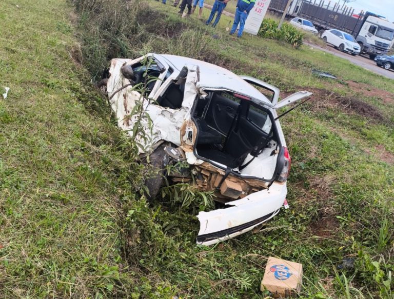 Colisão entre carro e carreta deixa três feridos na BR-470, em Curitibanos