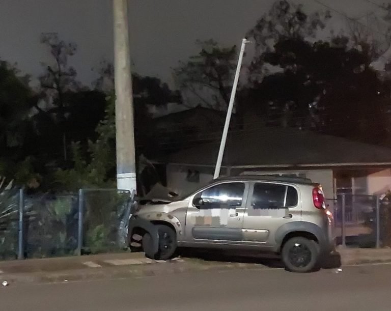 Colisão entre carro e poste deixa três feridos em Videira