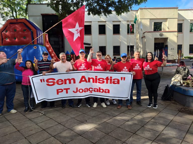 PT de Joaçaba realiza manifestação contra anistia aos envolvidos nos atos de 8 de janeiro
