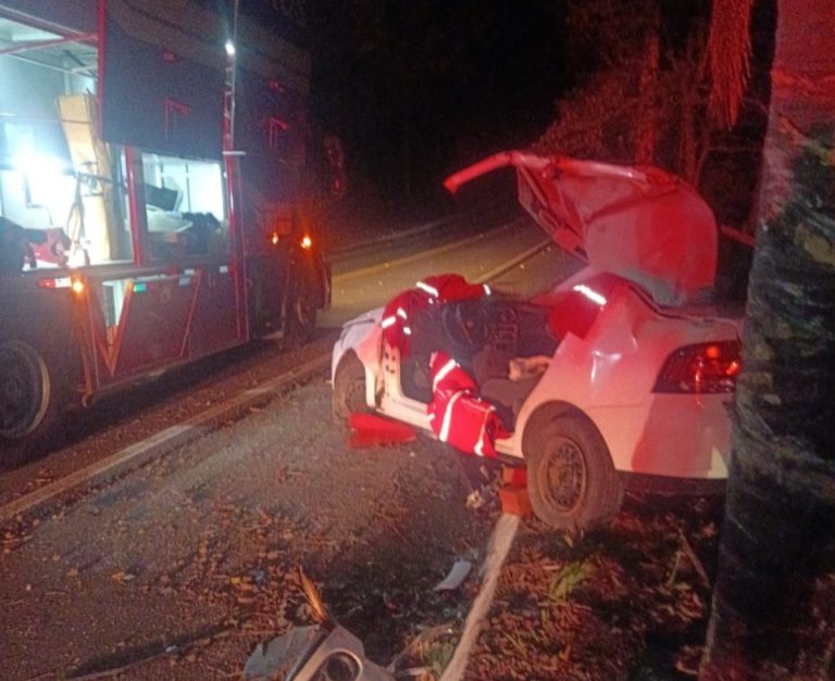 Motorista fica ferido após sair da pista e colidir contra poste na SC-453, em Ibicaré