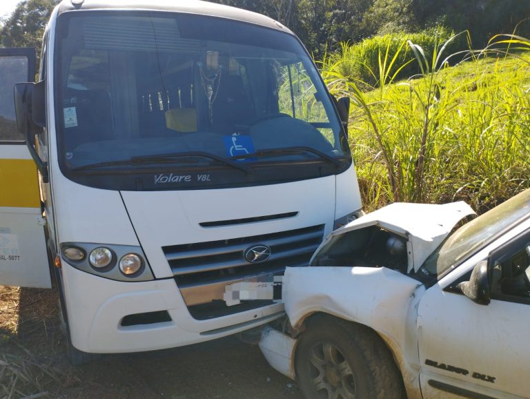 Micro-ônibus escolar e caminhonete se envolvem em acidente no interior de Piratuba
