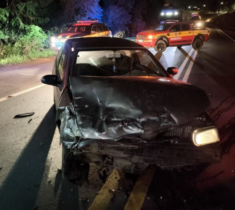 Colisão entre veículos deixa quatro feridos na BR-282, em Vargem Bonita