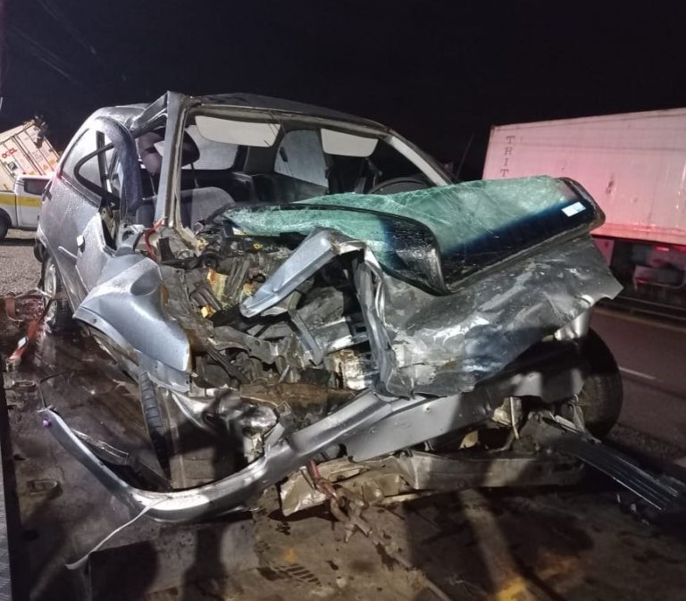 Acidente entre carreta e carro mata casal em Santa Catarina