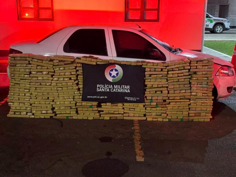 Dupla é presa com 640 kg de maconha em veículo com placas clonadas na região