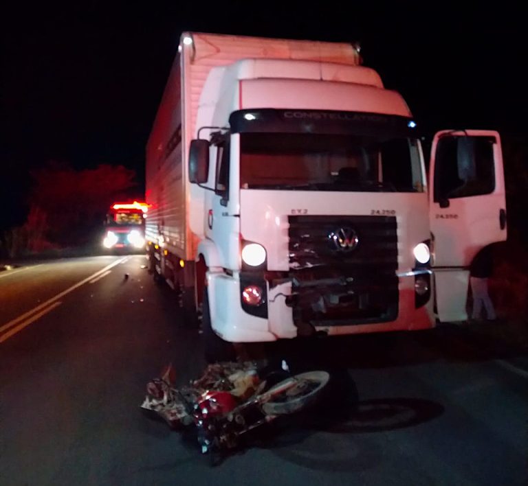 Motociclista morre em colisão frontal com caminhão