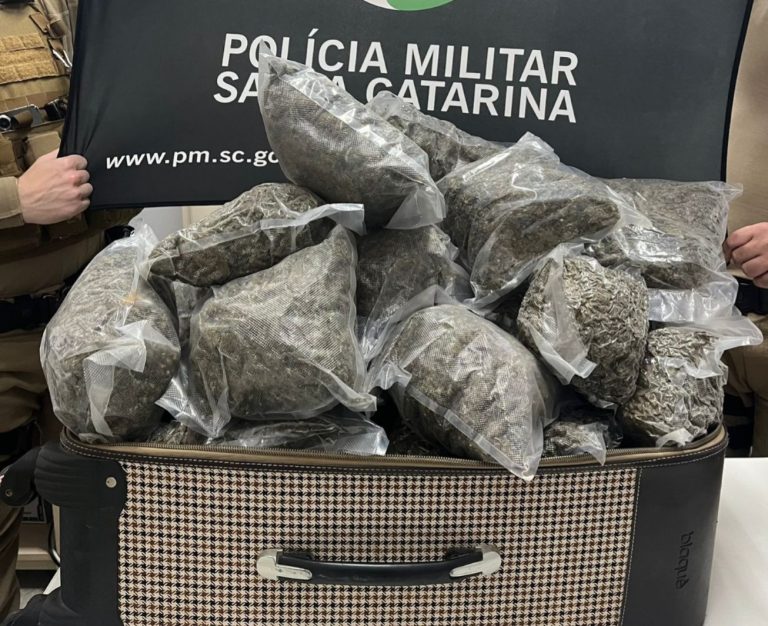 PM apreende cerca de 20 kg de maconha após perseguição em Joaçaba