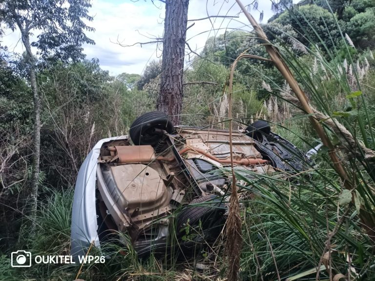 Homem fica ferido após capotamento em ribanceira no interior de Água Doce