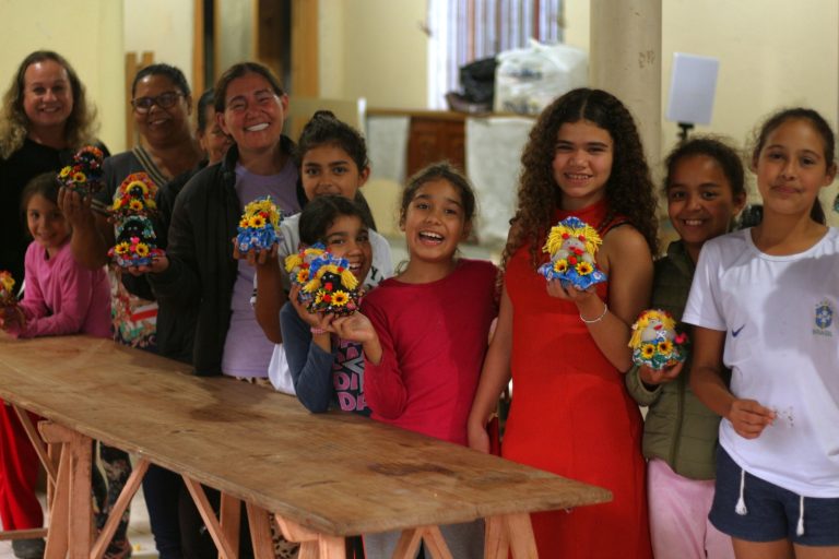 Casa de Cultura Rogério Sganzerla recebe exposição com bonecas produzidas por moradoras da Vila Cachoeirinha.