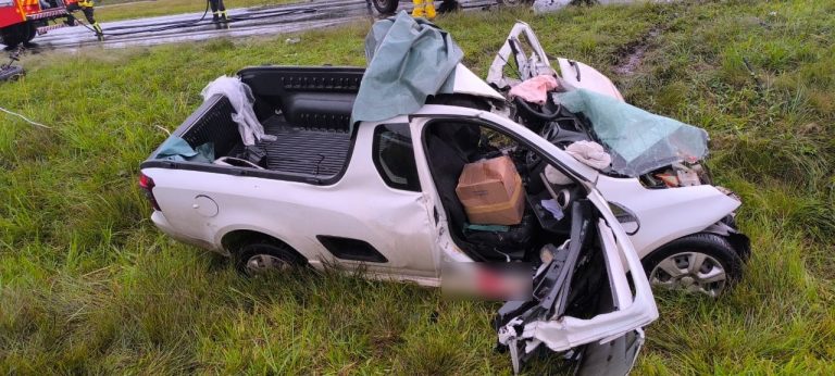 Homem morre em violenta colisão entre carreta e caminhonete no Oeste
