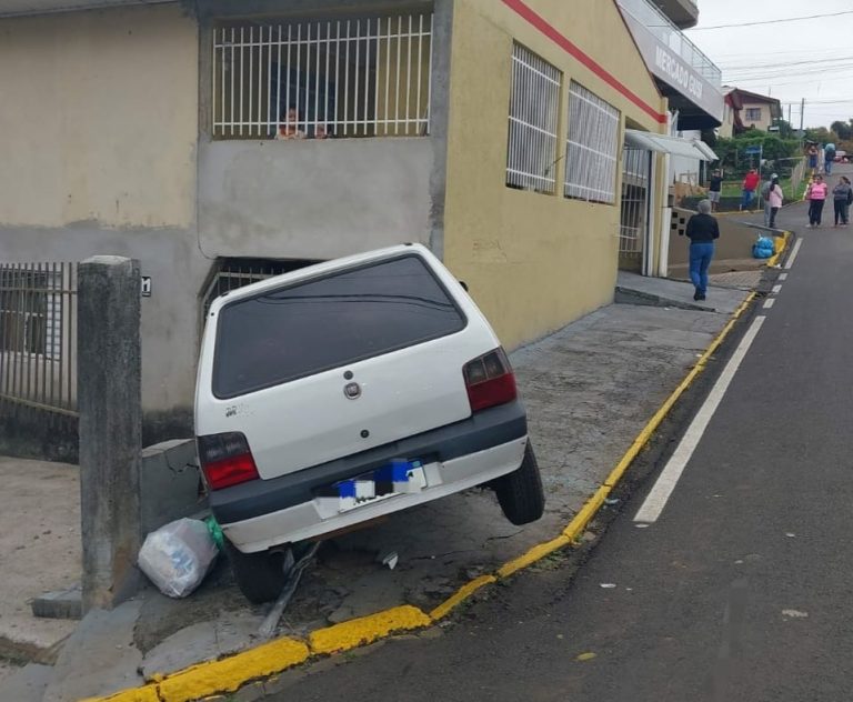Homem fica ferido após colisão de carro em muro em Videira
