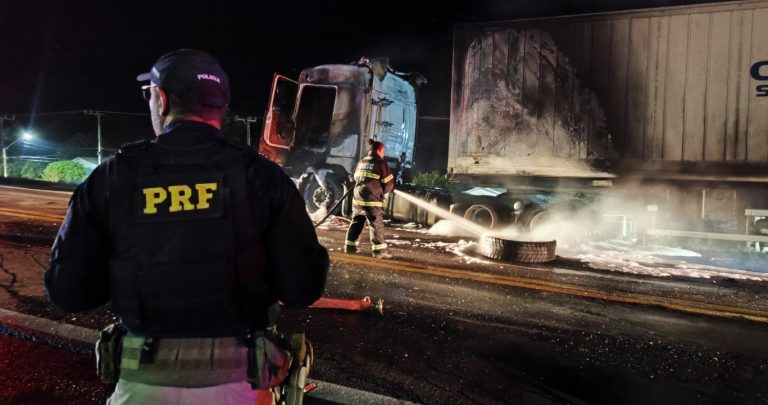 Incêndio em carreta mobiliza Bombeiros e PRF na BR-282