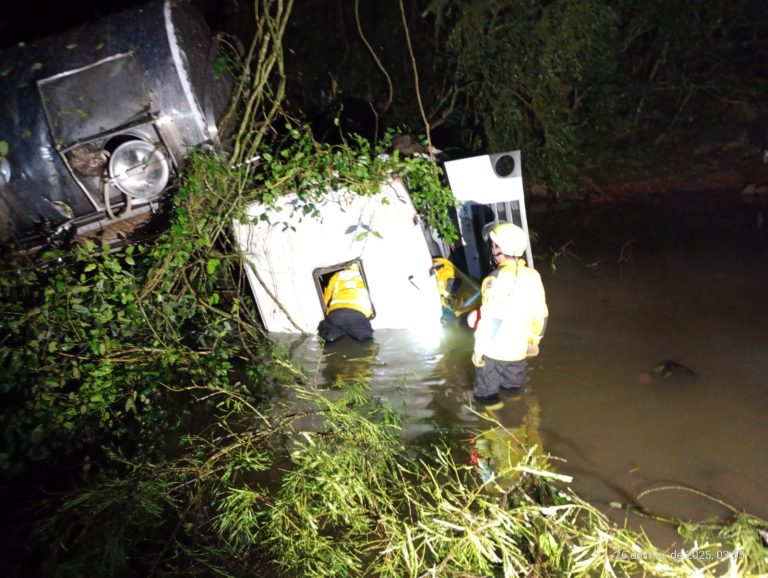 Caminhão de transporte de leite capota em ribanceira e motorista morre no Oeste