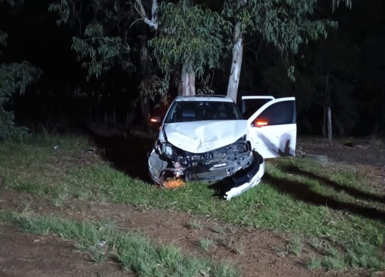 Saída de pista seguida de colisão contra árvore deixa mulher ferida em Lebon Régis