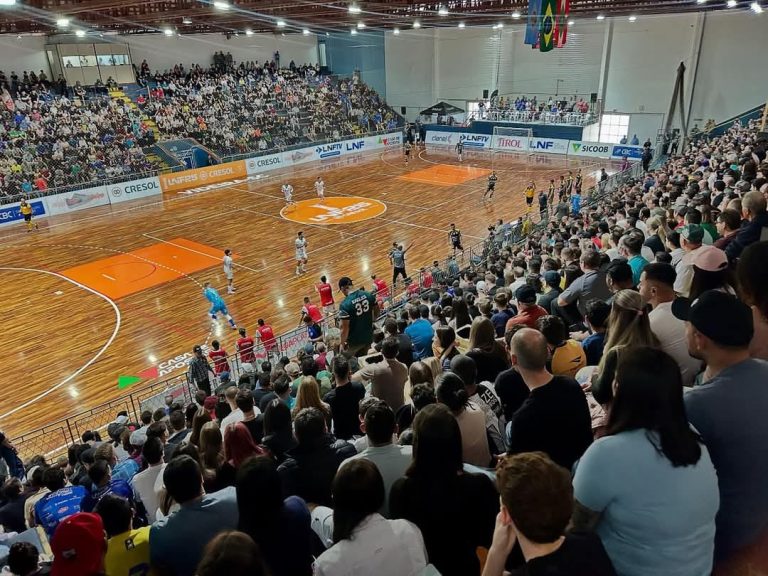 Torcida lota Medalhão, em Videira, para assistir jogo da Liga Nacional de Futsal