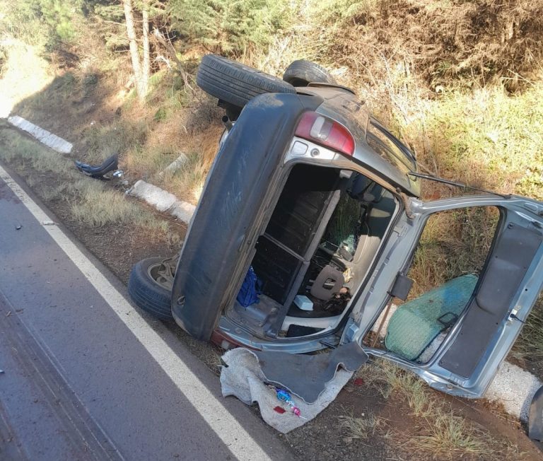Três mulheres ficam feridas em capotamento após colisão com carreta em Monte Carlo
