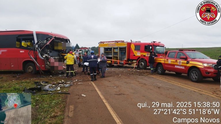 Colisão entre ônibus e caminhão deixa quatro feridos em Campos Novos