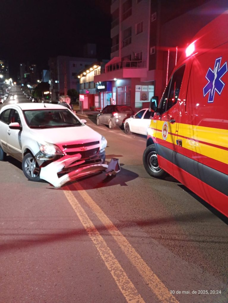 Motociclista fica ferido em colisão com carro no centro de Palmitos