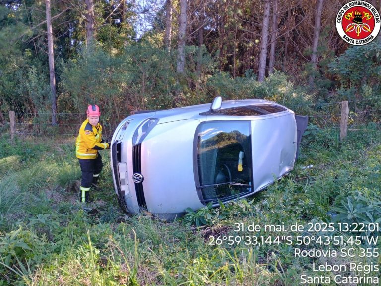 Carro sai da pista e capota na SC-355 entre Lebon Régis e Fraiburgo