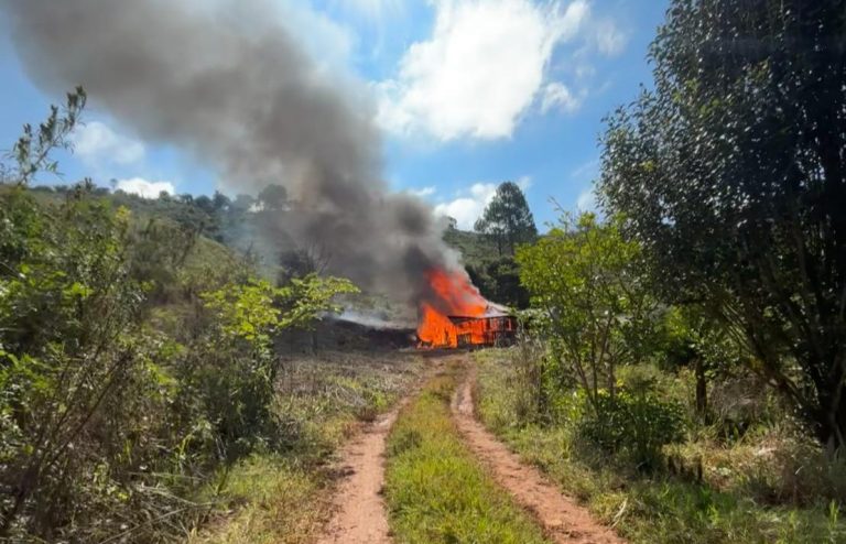 Incêndio criminoso mobiliza Bombeiros e PM no Meio-Oeste