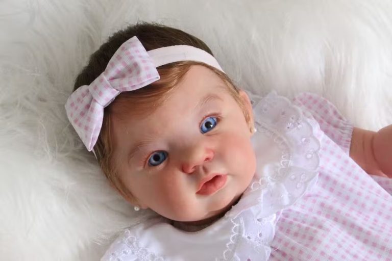 Mulher leva bebê reborn da filha de 4 anos para tomar vacina em posto de saúde de SC