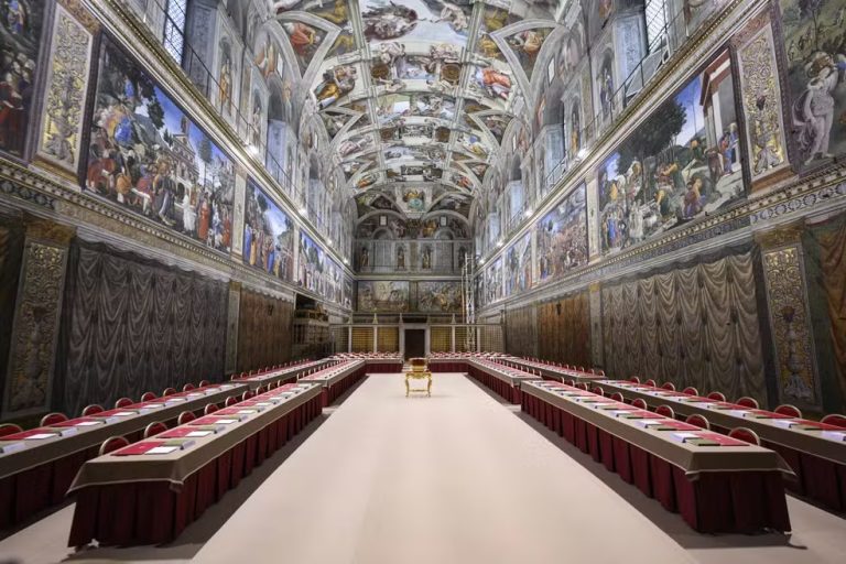 Cardeais iniciam isolamento para o conclave, que começa nesta quarta-feira