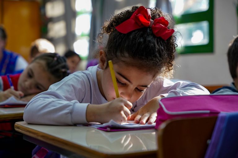Pela 1ª vez na rede estadual, todos os alunos dos anos iniciais têm acesso a aulas de inglês