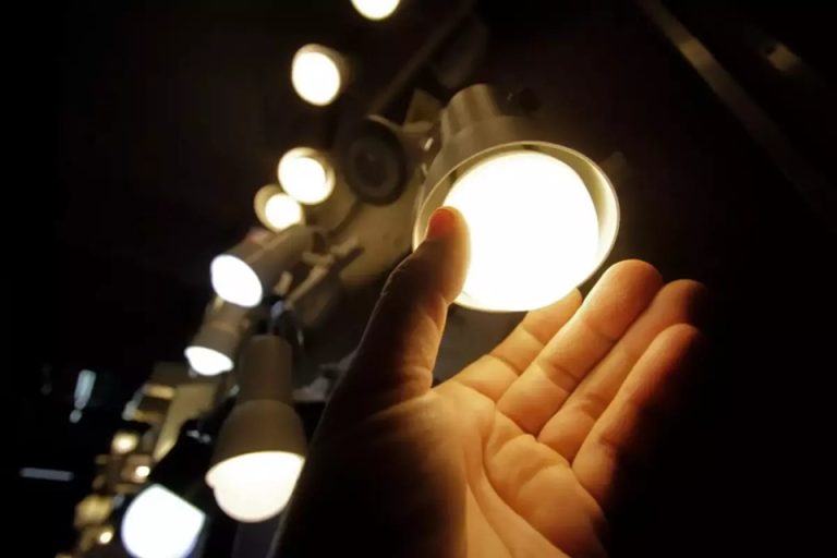 Conta de luz continuará mais cara em agosto com manutenção da bandeira amarela