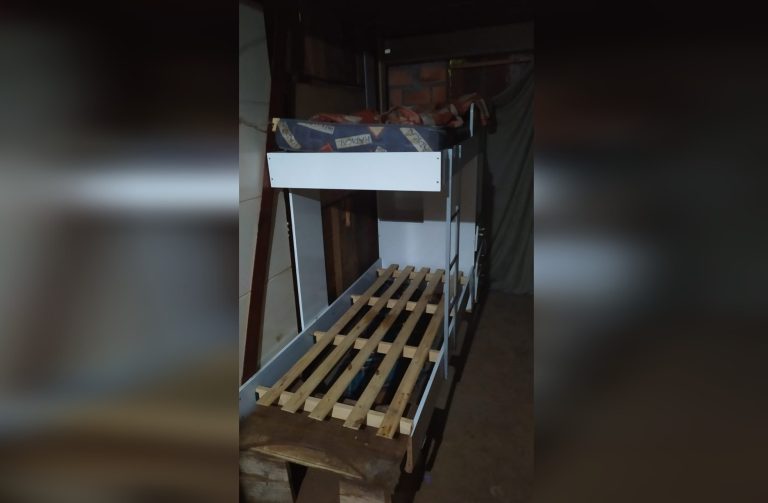Presos suspeitos de matar e enrolar corpo de jovem de 22 anos em colchão