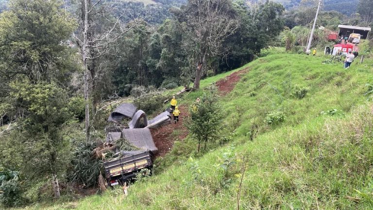 Homem morre após caminhão despencar em ribanceira de trinta metros no Oeste