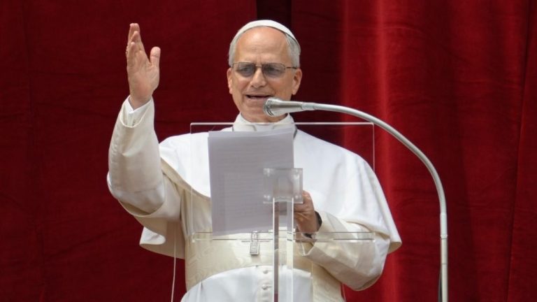 Papa pede paz duradoura na Ucrânia e cessar-fogo em Gaza ao celebrar 1ª oração de domingo