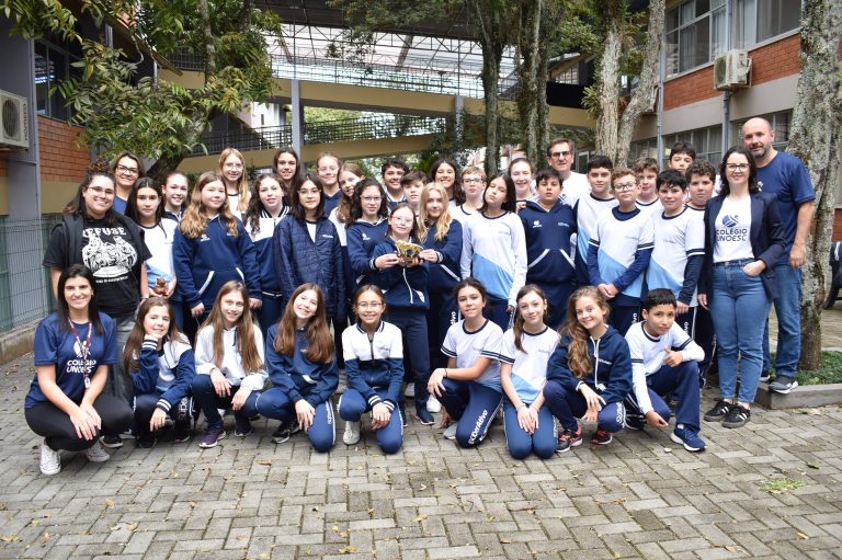 Colégio SuperAtivo de Joaçaba conquista Troféu Leão de Ouro do Sistema Anglo de Ensino