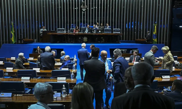 Senado aprova projeto que torna homicídio em escolas crime hediondo