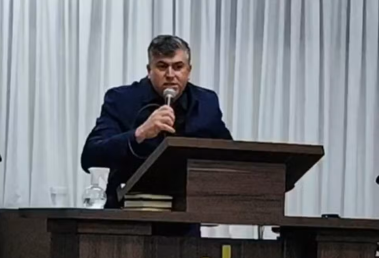 Pastor de SC morre durante pregação transmitida ao vivo em igreja no RS