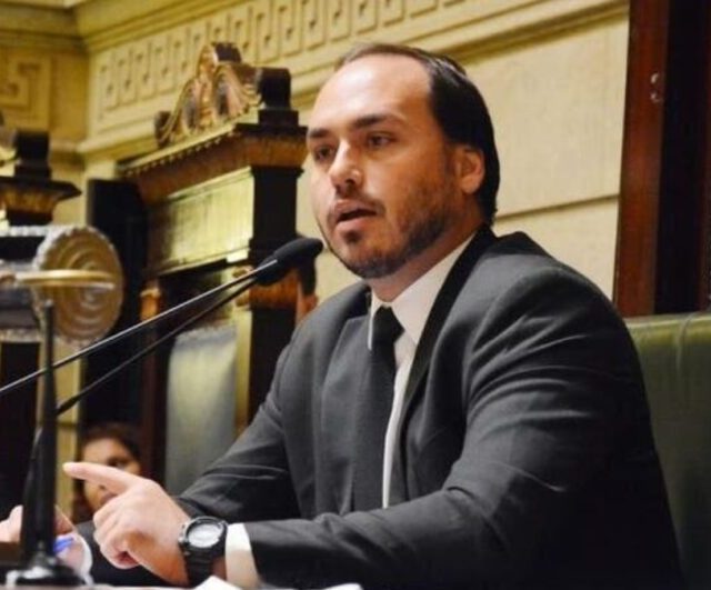 Carlos Bolsonaro confirma que é pré-candidato ao Senado por SC