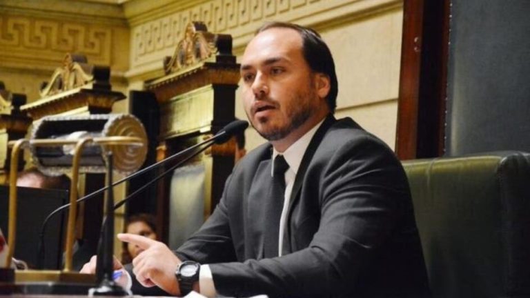 Carlos Bolsonaro confirma que é pré-candidato ao Senado por SC