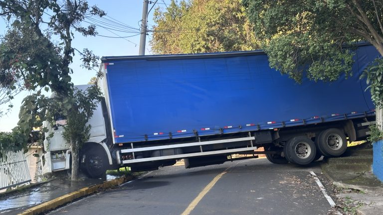 Caminhão interdita rua em Joaçaba após acidente