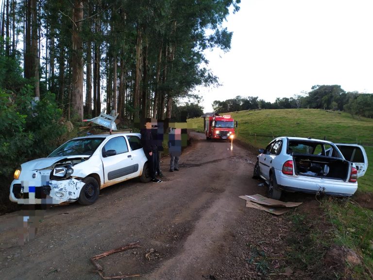 Mulher fica ferida após colisão entre veículos no interior de Joaçaba