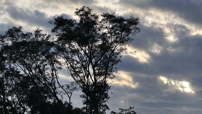 Tempo muda em SC nesta segunda com risco de temporais e chuva intensa em várias regiões