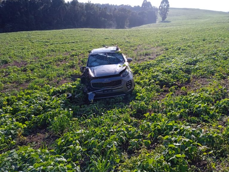 Mulher fica ferida após veículo sair da pista e capotar na SC-150 em Piratuba