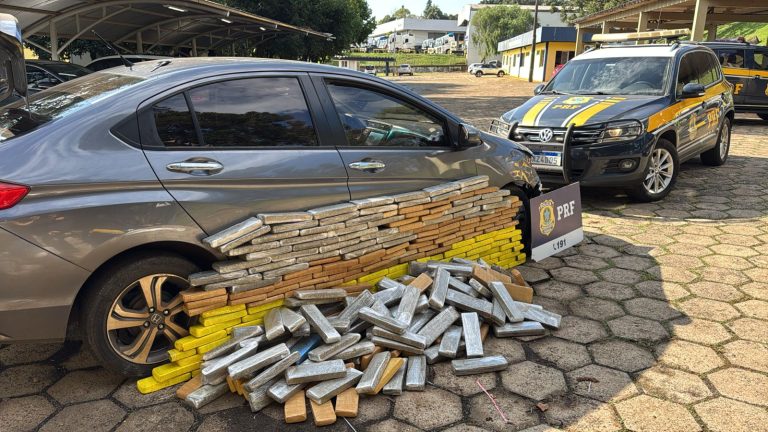 No Oeste de SC, PRF apreende 221 kg de maconha e recupera carro roubado que fugiu da abordagem