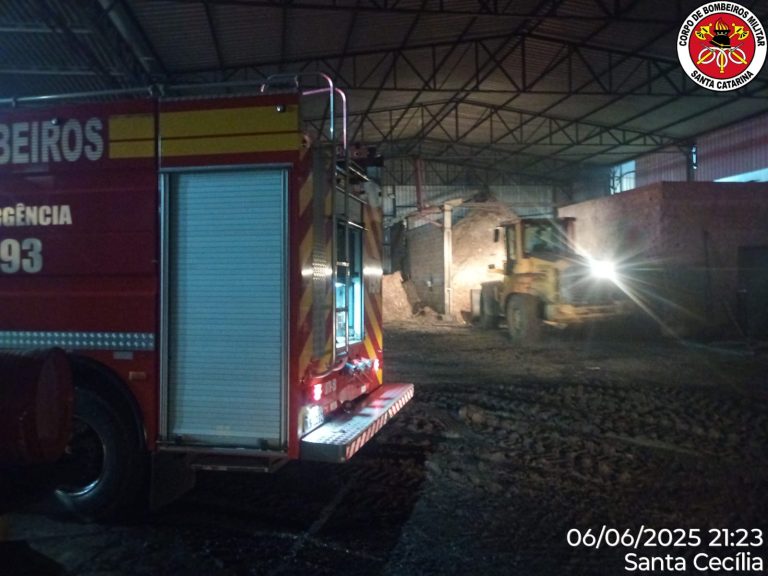 Corpo de Bombeiros controla incêndio em indústria de Santa Cecília