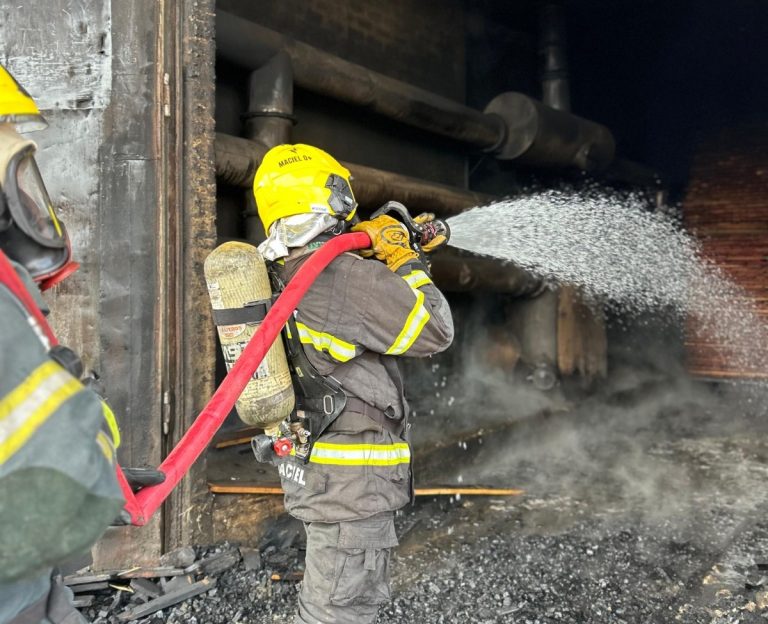 Incêndio em estufa mobiliza Corpo de Bombeiros em indústria de móveis de Santa Cecília