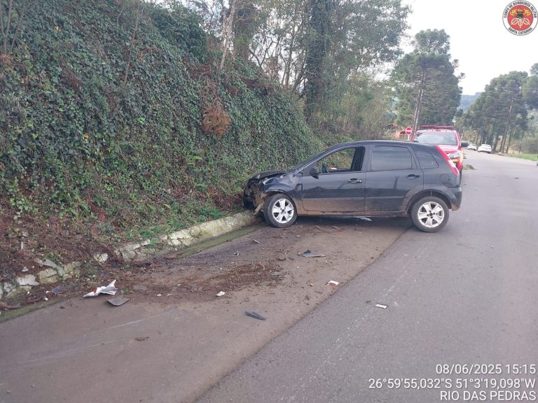 Condutor fica ferido após sair da pista e colidir contra barranco na SC-355, em Videira