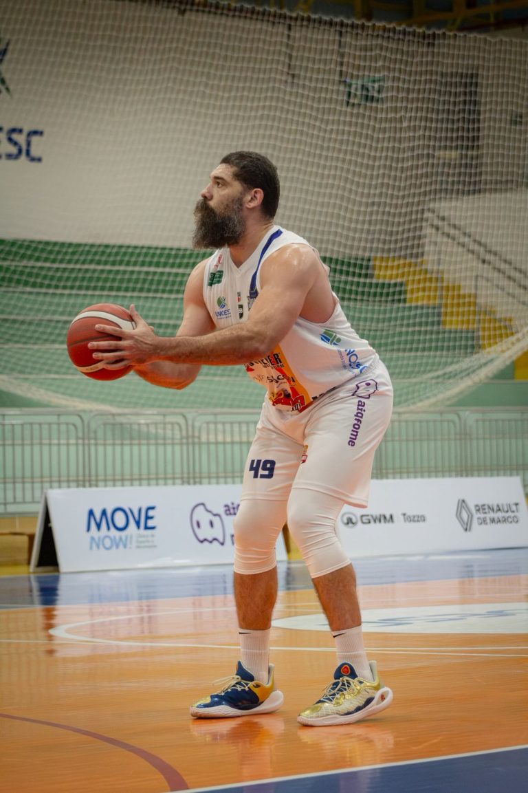 Basket Joaçaba larga na frente nos playoffs do Campeonato Brasileiro de Basquete