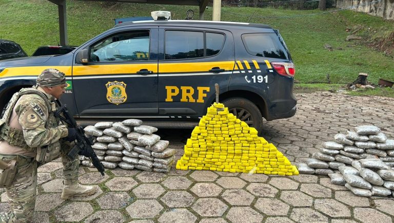 PRF apreende 195 quilos de drogas e recupera carro roubado após perseguição na BR-282