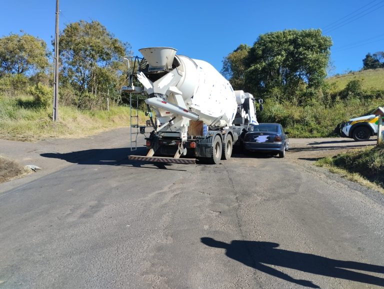 Colisão entre caminhão e carro é registrada na SC-355 em Água Doce