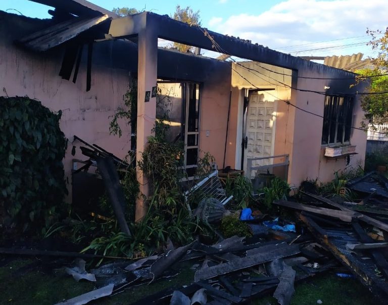 Incêndio de grandes proporções destrói totalmente residência em Herval d’Oeste