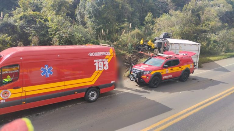 Homem morre em colisão entre carreta e carro na BR-470